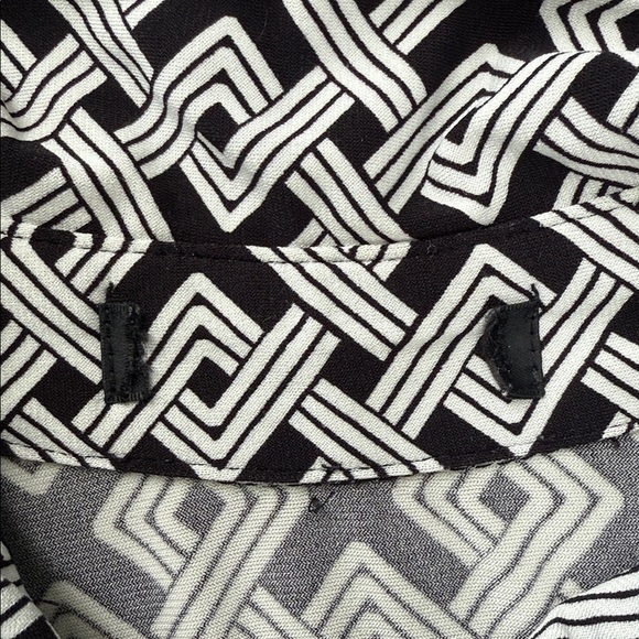 Vintage Black and White Geometric Patterned Dress. Stretchy material. Small - Picture 8 of 9